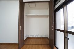 リビング横には広めのクローゼットがあり様々な物をすっきり収納できます＾＾掃除道具入れとしても活用できます＾＾