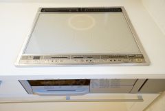 同仕様写真。お手入れのしやすいIHクッキングヒーターです。3口コンロなので、効率よくお料理が楽しめます。毎日のお料理も楽しくなりますね＾＾