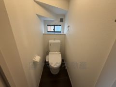 温水洗浄機付トイレです。節水機能もあるので、安心して使えますね。もちろん、1階2階の2ヶ所にトイレがあるので、忙しい朝にもゆとりができますね。