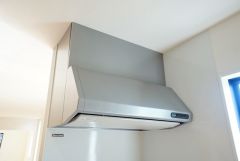 風量が弱・強と切替え可能なレンジフードが調理中の煙をしっかり吸い込みます。手元を照らすライト付きです。