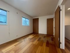 住む人のこだわりを活かす洋室。日当たりがよく、寝室としての利用もおすすめ。広めのクローゼットには荷物をすっきり片付けられ、ゆとりのある暮らしが出来ます＾＾