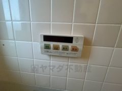 追い焚き機能を備えており、ご家族の入浴時間が異なっても快適にご利用いただけます。ボタン操作も分かりやすく安心です。