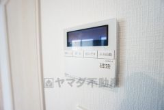 キッチン横からお湯張り、追い炊き、足し湯がボタン一つで楽々操作できる給湯機リモコンです。忙しい夕飯準備の時間帯に重宝しますね。