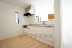 対面式カウンターキッチンからはお子様の様子が見守れます。ダイニングへの配膳や調理の時便利なカウンター付き。