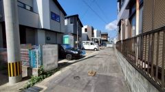 現地（2025年10月1日）撮影。大型車の通行が少なく、騒音や振動が少ないので静かで快適な生活を送れます。