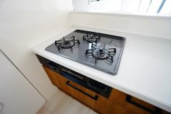 3種類の料理が同時に調理できる、3口ガスコンロ。忙しい夕食の支度時間が短縮できて効率よくお料理が楽しめます。