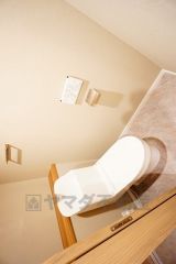 温水洗浄便座付きのトイレ＾＾便座が温かくできるので寒い冬も冷たい便座に座らずに済みますね＾＾