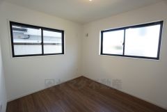 同仕様写真。住む人のこだわりを活かす洋室。日当たりがよく、寝室としての利用もおすすめ。広めのクローゼットには荷物をすっきり片付けられ、ゆとりのある暮らしが出来ます＾＾