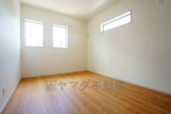 2面採光を確保した明るい室内は、風通しも良く、大変居心地の良い空間となっております。爽やかな風を感じて起きる朝は、快適生活の始まりに。