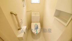 温水、暖房、ウォシュレット付の高機能トイレです。もちろん各階にトイレがあるので、忙しい朝の混雑を避けることが出来ます。