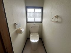 窓付きで換気しやすいトイレ。壁リモコンタイプのウォシュレット付き。すっきりした見た目で、トイレ奥の掃除もしやすいです。