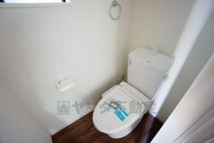 温水洗浄機付トイレです。節水機能もあるので、安心して使えますね。もちろん、1階2階の2ヶ所にトイレがあるので、忙しい朝にもゆとりができますね。