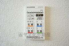 浴室暖房乾燥機付き。天候に左右されず、いつでも好きなときに洗濯物を干せるので、仕事や家事で忙しい方に重宝します。