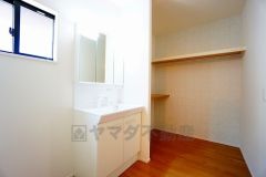 三面鏡つき洗面台。鏡裏にたっぷりとした収納スペースがあります。鏡を閉めてしまえば小物は見えないため、スッキリとした印象の洗面台にできます。