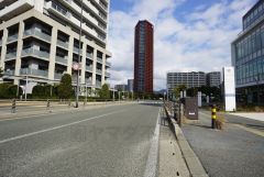 前面道路は広く、車同士がすれ違うスペースが十分にあります。