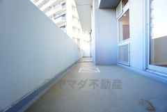 バルコニーは2部屋より出られて便利。暖かな陽射しがたっぷり差し込みます。