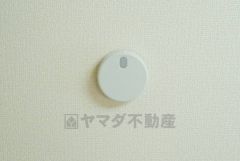 火災による煙や熱を感知して、警報音やブザー等で火災の発生を知らせてくれる火災警報器。