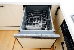食事の後の手間を解消する食器洗い乾燥機付。冬場の洗い物で手荒れの悩みもなくなります。