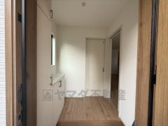 たっぷり収納できるシューズボックスです。家族全員の靴がきれいに整頓できます。棚の上にお花や写真を飾っても良いですね。