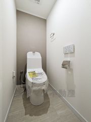 壁リモコンタイプのウォシュレット付き。節水機能もあるので、安心して使えますね。すっきりした見た目で、トイレ奥の掃除もしやすいです。