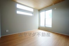 2面採光を確保した明るい室内は、風通しも良く、大変居心地の良い空間となっております。爽やかな風を感じて起きる朝は、快適生活の始まりに。