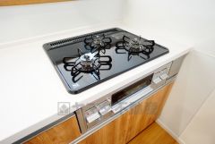 複数の調理を一度に行うことができる3口コンロ。効率よくお料理が出来ます。毎日のお料理も楽しくなりますね＾＾