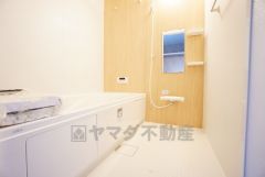 1日の疲れを癒すくつろぎのバスルーム。足を伸ばしてもゆったりと入れるサイズです。お子様と一緒にお風呂に入っても狭くないですね^^