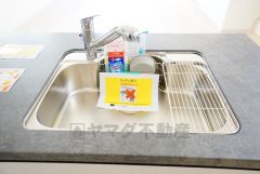 広々としたステンレスシンクには、洗剤やスポンジを収納出来るラック付き。広さも確保しているので、大きなお鍋も洗いやすいです。