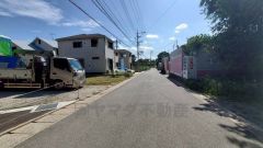 2025年9月30日撮影。広々した前面道路は、交通量も少なく小さなお子様も安心。