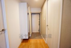 白を基調とした明るい玄関です。大容量のシューズボックスは家族全員の増えがちな靴や物をすっきり収納できます。