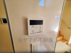 キッチン横からボタンひとつで操作が楽々。