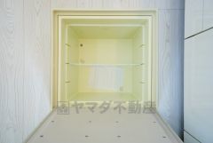 キッチンにある床下収納は、居住スペースを減らさずに買い置きの調味料や非常食などを保管することができます。
