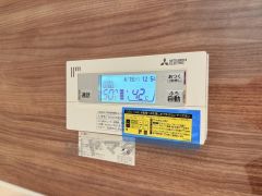 湯量・湯温の設定、そして保温までワンタッチのフルオートバス。便利な追い炊き機能付きです。