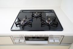 複数の調理を一度に行うことができる3口コンロ。効率よくお料理が出来ます。毎日のお料理も楽しくなりますね＾＾