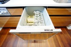 食事の後の手間を解消する食器洗い乾燥機付。冬場の洗い物で手荒れの悩みもなくなります。手洗いよりも節約できて便利。