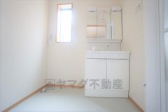 同仕様写真。三面鏡つき洗面台。鏡裏にたっぷりとした収納スペースがあります。鏡を閉めてしまえば小物は見えないため、スッキリとした印象の洗面台にできます。