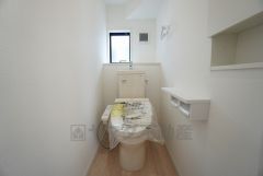 同仕様写真。温水、暖房、ウォシュレット付の高機能トイレです。もちろん各階にトイレがあるので、忙しい朝の混雑を避けることが出来ます。