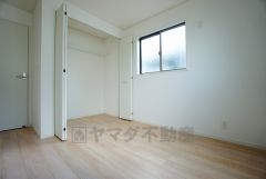 同仕様写真。住む人のこだわりを活かす洋室。日当たりがよく、寝室としての利用もおすすめ。広めのクローゼットには荷物をすっきり片付けられ、ゆとりのある暮らしが出来ます＾＾