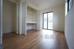 リビング隣の洋室です。各部屋に収納が完備されているので、お荷物が増えても安心の設計です。