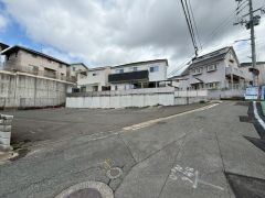 現地（2026年3月4日）撮影。住人以外の車の進入も少なく、小さなお子様を持つご家庭にも安心です。