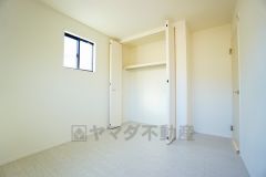 暖かい日差しが差し込む洋室。たっぷり収納できるクローゼット付きでお部屋の中をすっきりと快適に保てます。