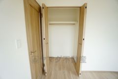 洋室にはハンガーパイプ付きのクローゼットが設けられています。たっぷり収納できるので衣替えの心配もいりませんね＾＾