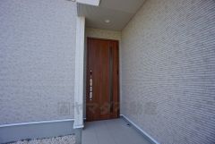かざすだけで開閉できる、タッチキー採用の玄関。お買い物帰りで、両手がふさがってきても簡単に中に入れます＾＾