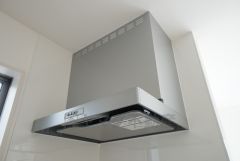 同仕様写真。風量が弱・強と切替え可能なレンジフードが調理中の煙をしっかり吸い込みます。手元を照らすライト付きです。