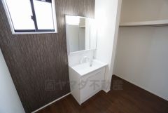 同仕様写真。三面鏡つき洗面台。鏡裏にたっぷりとした収納スペースがあります。鏡を閉めてしまえば小物は見えないため、スッキリとした印象の洗面台にできます。