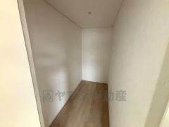 収納力豊富なウォークインクローゼット。洋服や小物などを1箇所にまとめて美しい収納を実現します。スーツケースのような大型の荷物も置けます＾＾