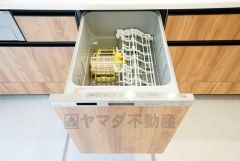 食後の時間にゆとりを与えてくれる食器洗い乾燥機。操作ボタンも上面にあるので、腰をかがめずに操作が楽々。