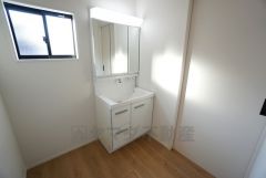 同仕様写真。三面鏡つき洗面台。鏡裏にたっぷりとした収納スペースがあります。鏡を閉めてしまえば小物は見えないため、スッキリとした印象の洗面台にできます。