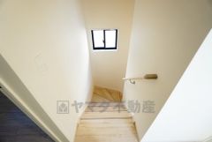 リビング内に階段があれば、転倒する可能性のある子どもやお年寄りの階段の上り下りを見守ることができ、子育てや介護がしやすくなりますね。