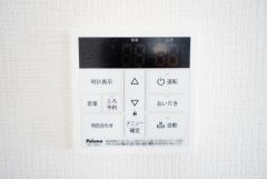 キッチン横からボタンひとつで操作が楽々。